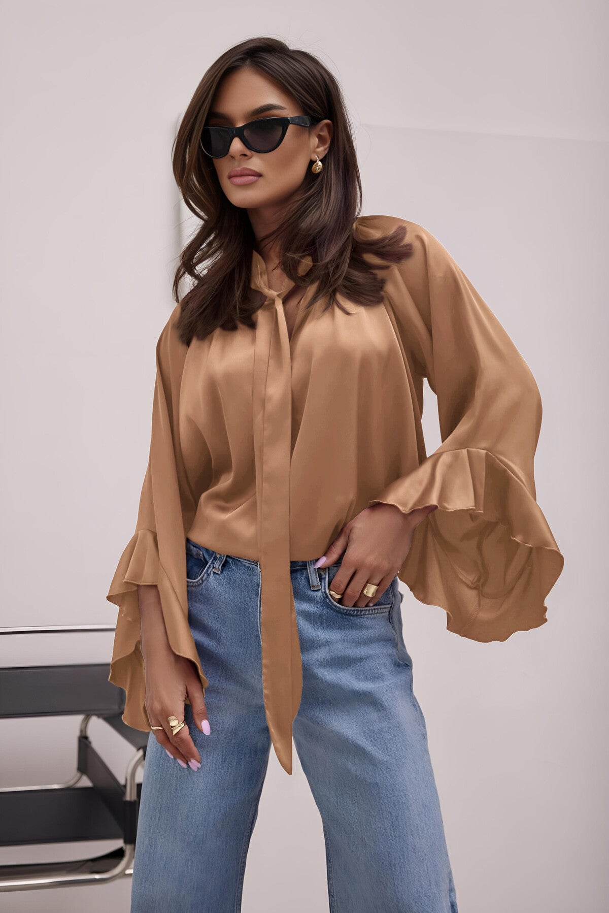 Chemise oversize satiné col lavallière manches volantes